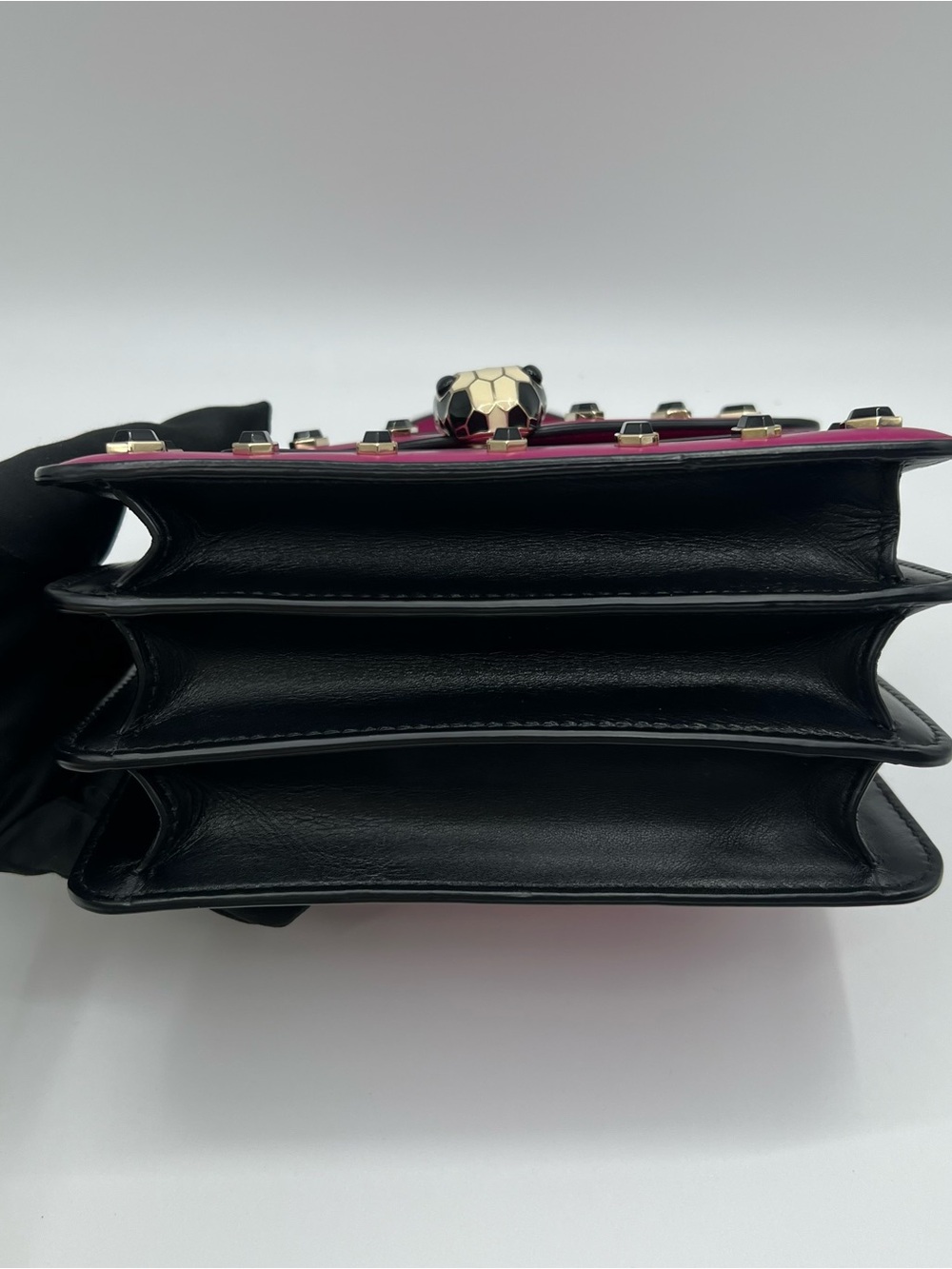 Bvlgari Serpenti Forever Top-handle Crossbody Medium in Magenta calfskin - Picture 4 of 16